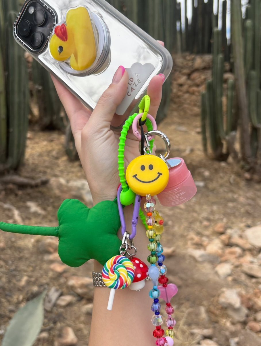 Blue clover four-leaf clover keychain, lucky charm bag accessory for phone cases and backpacks, light blue floral aesthetic mobile strap, handmade beaded jewelry gift for her.