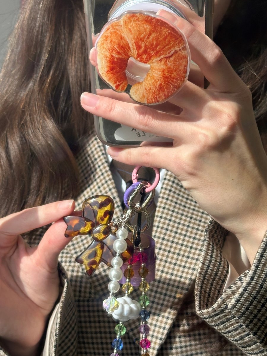 Tortoiseshell Bow U Keychain with dainty pearls, stylish bow-shaped charm for phone cases and bags, trendy tortoiseshell pattern mobile accessory, chic keychain attachment for lip gloss charms.